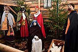 08-01-2021 Ulvenhout - In het kerkdorp lijkt het nog wel kerst. De kerststal is er nog steeds te bewonderen. - Fotokrant